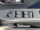 窓スイッチは使用感が出やすい所。文字消えや汚れ、オート機能・ロック操作の有無も確認◎。