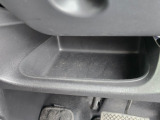 運転席周辺の収納も充実したドライバーズロアポケット。細かな使い勝手にも配慮されています。
