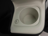 カップホルダーは運転席や助手席からちょうど手の届く位置です!!
