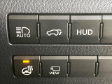 【アダプティブハイビーム】遠くまで明るく照らすハイビームを先行車や対向車に照射しない様、自動で調整!毎回手動で切り替える必要がなく、夜間走行時のストレスも軽減。安全性向上にも寄与します。