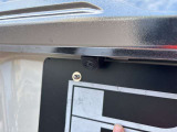 【バックカメラ】後退時に車両後方の映像をモニターに映す機能。目視できない死角を確認でき、衝突事故を防ぎます。駐車が苦手な方だけでなく全てのドライバーに必須の安全装備です。