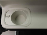 カップホルダーは運転席や助手席からちょうど手の届く位置です!!