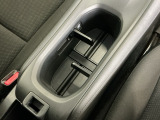 運転席からも助手席からも自由に使えるドリンクホルダー付。