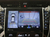 パノラミックビューモニター付きです。車両を上から見たような映像をディスプレイオーディオ画面に表示。運転席からの目視だけでは見にくい、車両周辺の状況をリアルタイムでしっかり確認できます。