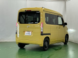 後席の窓には外から車内が見えにくくなるプライバシーガラスを採用。周りを気にせずリラックスして過ごせます