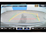 バックギアに入れるとバックカメラの映像がナビに映ります。障害物までの距離もわかりやすいです。