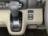 CVT車のセレクトレバーです。低速から高速まで、変速ショックのないスムーズな走りと、エンジン効率のよい領域を維持して燃費にも貢献します。サイドブレーキはスイッチ操作の電子制御パーキングブレーキです。