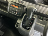 手に馴染むシフトノブで、操作がスムーズに。毎日のドライブがもっと楽しく快適になります。パーキングブレーキはフットブレーキタイプです。