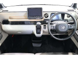 操作性に優れた運転席となります!小物入れや各ボタンの配置にこだわり、使いやすいです!座り心地もよく視認性も良好なのでロングドライブもお任せ下さい!