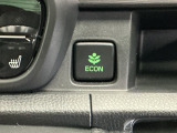 【eコンスイッチ】低燃費運転をサポートするECONモード。スイッチをONすると、エンジンやトランスミッション、A/Cなどを協調制御し、燃費の向上に貢献。エコドライブの効果を高めます。