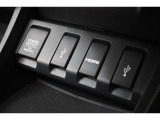 USBオーディオ用ソケットがついていますので携帯電話などを接続すれば音楽等の再生が可能です!