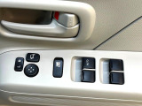 【電動格納ミラー】サイドミラーは電動格納式となっており、狭い駐車場でもキズがつくリスクを抑えられます。