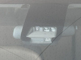 【トヨタセーフティセンス】走行中に前方の車両等を認識し、衝突しそうな時は警報とブレーキで衝突回避と被害軽減をアシスト。より安全にドライブをお楽しみいただけます。