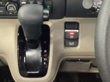 CVT車のセレクトレバーです。低速から高速まで、変速ショックのないスムーズな走りと、エンジン効率のよい領域を維持して燃費にも貢献します。サイドブレーキはスイッチ操作の電子制御パーキングブレーキです。