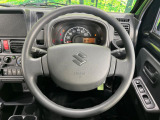 インテリアに合わせたデザインのステアリングは、運転される方のことも考え、運転しやすい形状、大きさです。是非一度、実際に触ってお確かめください。