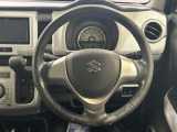インテリアに合わせたデザインのステアリングは、運転される方のことも考え、運転しやすい形状、大きさです。是非一度、実際に触ってお確かめください。