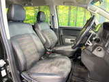【ハーフレザーシート】高級感と座り心地を両立した人気のシート♪背面・座面のファブリック素材は、通気性の良さや滑りにくさに優れています。気温や服装に左右されず快適にお乗りいただけます。