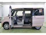 タントの魅力のひとつ!センターピラーレスのミラクルオープンです。大人も子供も乗り降りがしやすく、ベビーカーや大きな荷物、背の高いプランターなどもそのまま載せることができます。