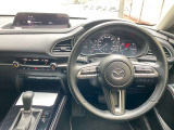 【運転席インテリアデザイン】左右対称のインテリアデザインでドライバーを包み込み運転に集中できるように設計されています。