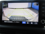 後方確認はオマカセのリアカメラ付です。雨天時や夜間のバック駐車時などで特に視界の安全確認に役立ちます。