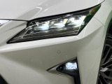 【三眼LEDヘッドライト】スタイリッシュな見た目の三眼LEDヘッドライトを装備♪スタイルだけでなく、夜間の走行も視界良好で安心してお乗りいただけます。