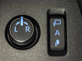 【電動格納ミラー】運転席のスイッチで、ドアミラーの開閉や角度の調整ができます。