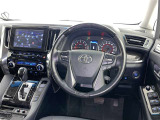 運転席まわりです。 各操作スイッチは使いやすい位置に配置されてます。