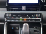 【オートエアコン】1年中快適な室内を提供!車内温度を設定すると、風量を自動で調整してくれます。
