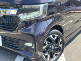 【LEDヘッドライト】悪天候や夜間走行時も良好な視界を確保し安心して運転できる高輝度LEDヘッドライトを装備!点灯速度が早く、消費電力も抑えられています。
