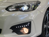 【LEDヘッドライト】悪天候や夜間走行時も良好な視界を確保し安心して運転できる高輝度LEDヘッドライトを装備!点灯速度が早く、消費電力も抑えられています。