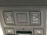 【両側パワースライドドア】スマートキーや運転席のスイッチで後席両側スライドドアの開閉が可能♪電動だから力を入れてドアを開ける必要が無く、小さなお子様でも簡単に開け閉めでき快適です♪
