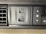 エアコン操作パネルの左側に、スマートフォンなどの充電可能なUSB端子と、音源などの外部入力の可能なUSB端子がついています。移動中に充電もできるので便利です。