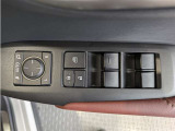 パワーウィンドウのスイッチですよ。 運転席に居ながら窓を開け閉めのコントロールできますよ。 ロック機能で、子供がイタズラして窓を開けるという事も無くなりますよ。