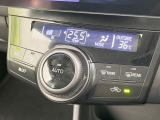 【オートエアコン】一度お好みの温度に設定すれば、車内の温度を検知し風量や温度を自動で調整。暑い&hellip;寒い&hellip;と何度もスイッチ操作をする必要はありません。快適な車内空間には必須の機能ですね♪