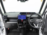 運転席正面のダッシュボードは水平基調で視認性が良い配置になっています。メーターはステアリング越しに見やすく、センターディスプレイは上下がしっかり配置されています。