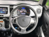 インテリアに合わせたデザインのステアリングは、運転される方のことも考え、運転しやすい形状、大きさです。是非一度、実際に触ってお確かめください。