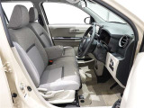 運転席はアームレスト付のベンチシートタイプととなります!