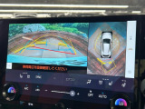 【パノラミックビューモニター】専用のカメラにより、上から見下ろしたような視点で360度クルマの周囲を確認することができます☆死角部分も確認しやすく、狭い場所での切り返しや駐車もスムーズに行えます。