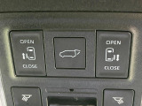 【パワーバックドア】スマートキーや運転席のボタンを押すだけでリアゲートが自動で開閉します!荷物を持っている時や、高い位置にあるバックドアを閉める際に便利な機能です♪
