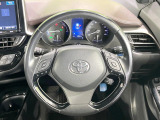 インテリアに合わせたデザインのステアリングは、運転される方のことも考え、運転しやすい形状、大きさです。是非一度、実際に触ってお確かめください。