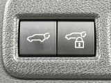 【パワーバックドア】スマートキーや運転席のボタンを押すだけでリアゲートが自動で開閉します!荷物を持っている時や、高い位置にあるバックドアを閉める際に便利な機能です♪