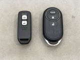 スマートキーを装備しています。鍵を差し込むことなくドアロックの開け閉めと、スタートボタン操作でのエンジンスタートができます。加えて、純正リモコンエンジンスターター用の操作キーもついています。