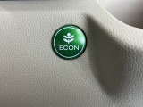 【eコンスイッチ】低燃費運転をサポートするECONモード。スイッチをONすると、エンジンやトランスミッション、A/Cなどを協調制御し、燃費の向上に貢献。エコドライブの効果を高めます。