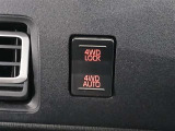 「4WD AUTO」は路面状況に応じて自動で前輪へ駆動力を配分し安定走行をサポートし、「4WD LOCK」は深雪やぬかるみなど悪路で前後輪に力をしっかり伝えて高い走破性を発揮するモードです。