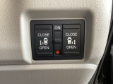 リアドアは乗り降りに便利な両側電動スライドドアです。また運転席に座っていながらスイッチ操作で自在にスライドドアを開け閉めできます。