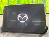 【マツダコネクトナビ】車内の雰囲気にマッチした一体型タイプのナビ。各種車輌設定やBluetooth再生等、様々な機能が楽しめます。直感的なダイヤル操作が可能で、使い勝手も良好です。