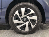 【純正アルミホイール】です!車両デザインに合わせてホイールをデザインしているため、見た目にもカッコイイアルミホイール♪洗車もラクチンで錆びません。