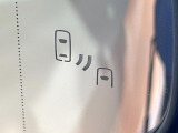 【ブラインドスポットモニター】走行中、ドアミラーの死角になりやすい箇所に後続車が接近するとサイドミラーのレンズに警告を表示!ドライバーに注意喚起をしてくれます。