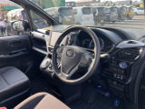 【運転席】座り心地が良いシートなので長時間の運転でも快適にお過ごしいただけます。新品のフロアマットのご注文も可能です。掲載箇所以外にご希望の写真がございましたらお気軽にお問い合わせ下さい。