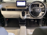 車内は光触媒抗菌消臭施工済です。インパネ周りはスタイリッシュなデザインで機能や装備も充実しています。グローブボックスやカップホルダーのほかにトレーなどたくさんの収納スペースが付いています。